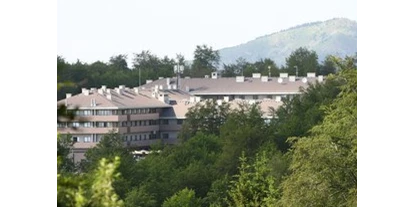 Familienhotel - Klassifizierung: 4 Sterne - Falkensteiner Hotel Stara Planina - schönes Haus von Bäumen umgeben - Hotel Stara Planina
