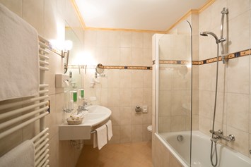 Familienhotel: Badezimmer mit Wanne - Familienhotel Auhof