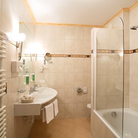 Familienhotel: Badezimmer mit Wanne - Familienhotel Auhof
