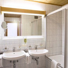 Familienhotel: Badezimmer mit 2 Waschbecken - Familienhotel Auhof