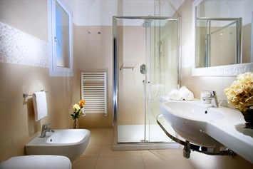 Kinderhotel: Badezimmer mit großer Dusche - Hotel Nettuno