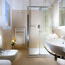 Kinderhotel: Badezimmer mit großer Dusche - Hotel Nettuno