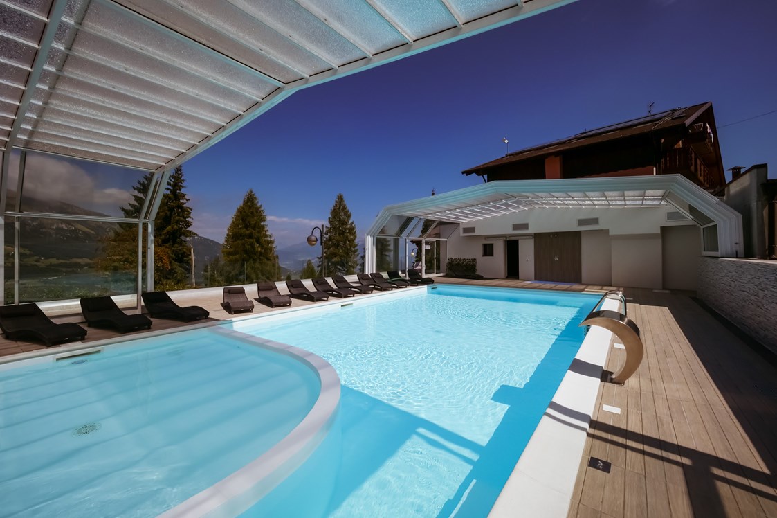 Kinderhotel: Fabilia Family Hotel Polsa - Trentino Südtirol überdachter Pool - Family Hotel Polsa
