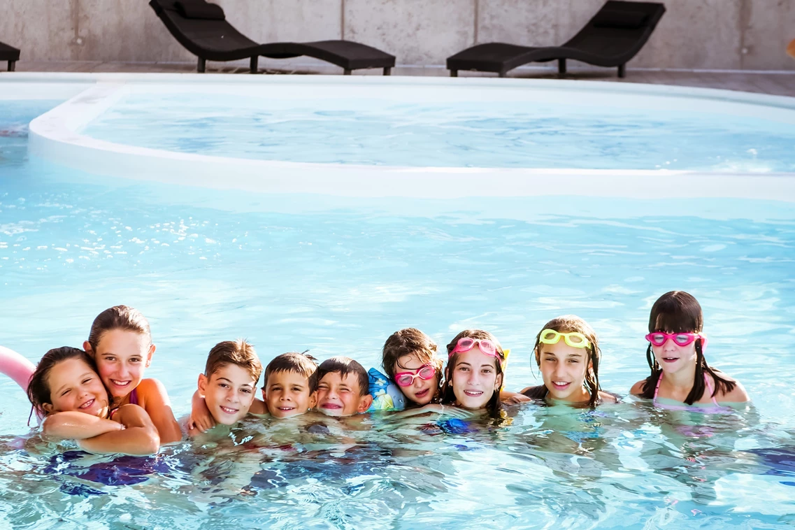 Kinderhotel: Fabilia Family Hotel Polsa - Trentino Südtirol überdachter Pool - Family Hotel Polsa