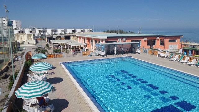 Kinderhotel: Liegen am Pool mit Blick auf das Meer - Club Arianna