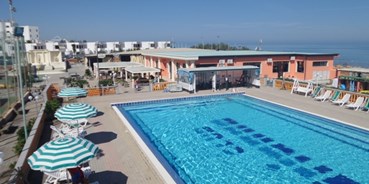 Familienhotel - Apulien - Liegen am Pool mit Blick auf das Meer - Club Arianna