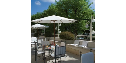 Familienhotel - WLAN - Chianciano Terme - Hotel Miralaghi - Terrasse mit genügend Sonnenschirmen - Hotel Miralaghi
