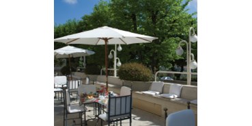 Familienhotel - Toskana - Hotel Miralaghi - Terrasse mit genügend Sonnenschirmen - Hotel Miralaghi
