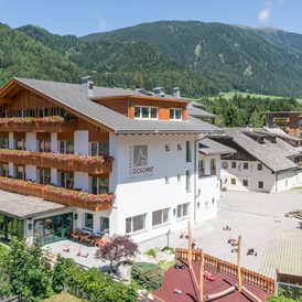 Kinderhotel: Hotelansicht  - Dolomit Family Resort Alpenhof