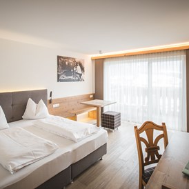 Kinderhotel: Suite mit Balkon - Dolomit Family Resort Alpenhof