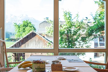 Kinderhotel: Frühstück mit Aussicht auf die Dolomiten - Dolomit Family Resort Alpenhof