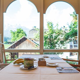 Kinderhotel: Frühstück mit Aussicht auf die Dolomiten - Dolomit Family Resort Alpenhof