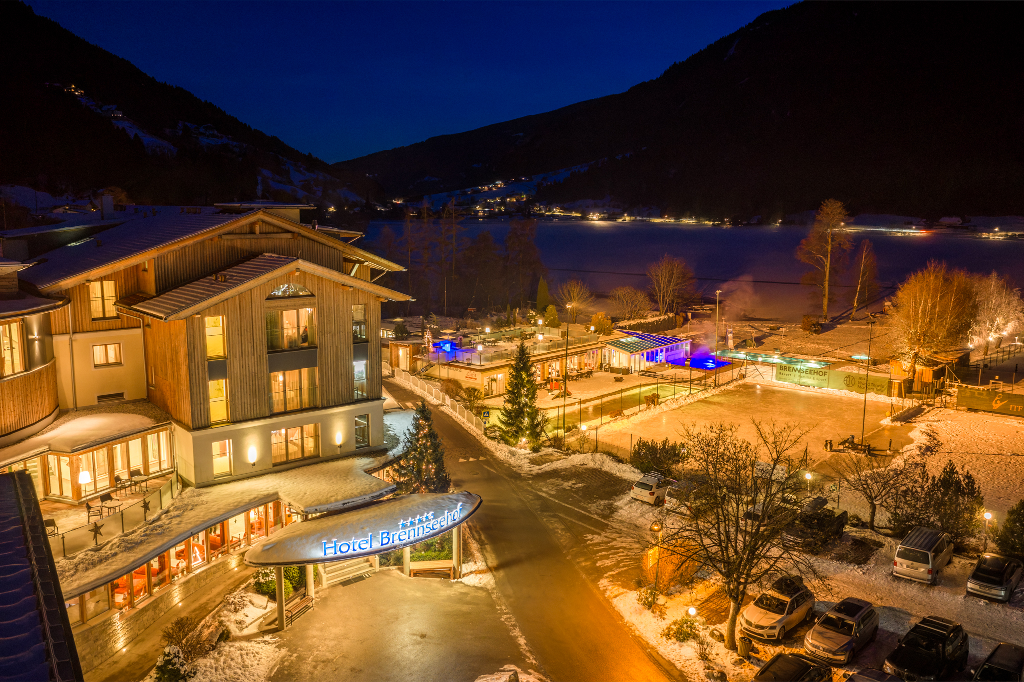 Familienhotel - Kärnten - Hotelansicht Winter bei Nacht - Familien- & Sportresort Brennseehof