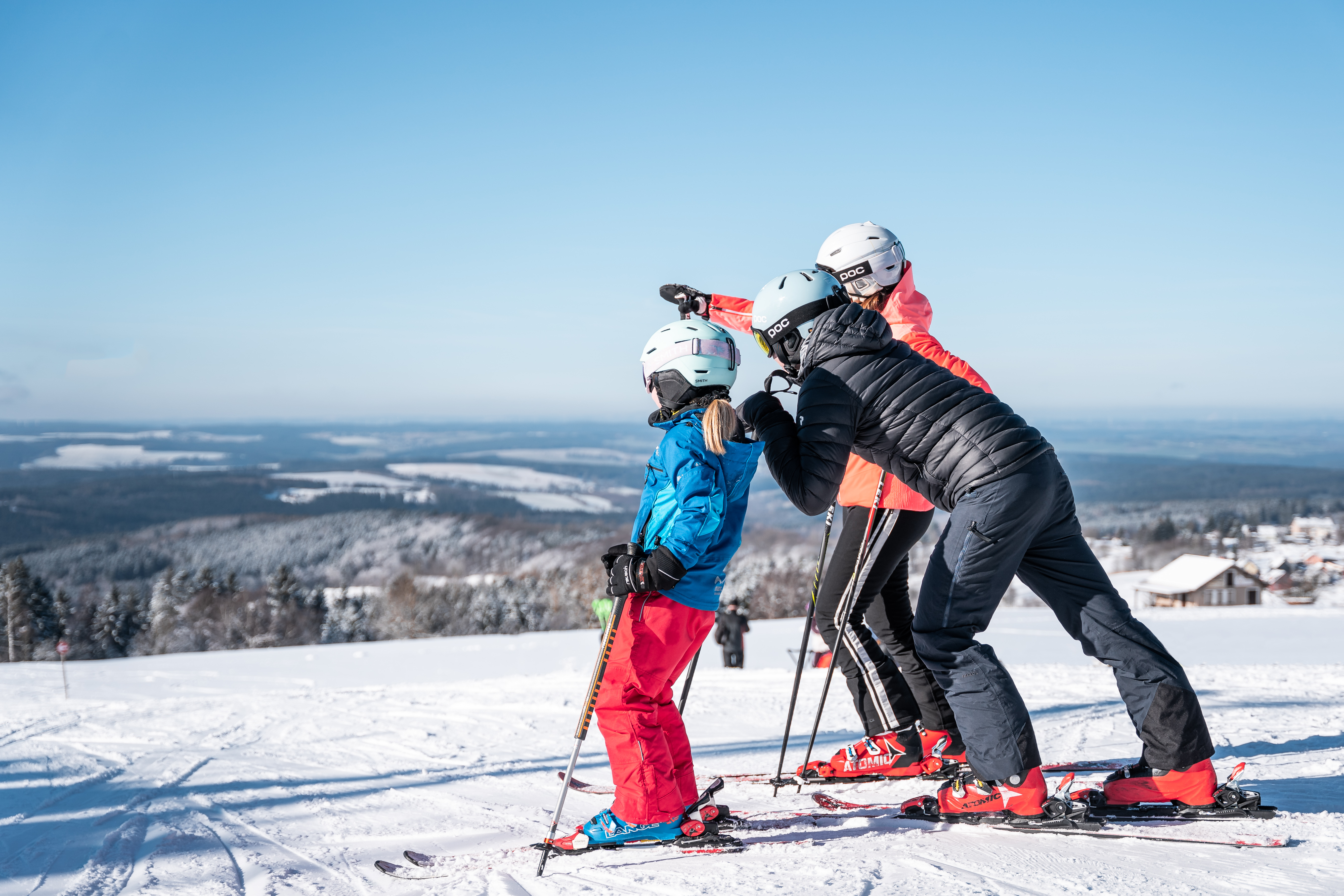 Kinderhotel: Familie beim Skifahren - IFA Schöneck Hotel & Ferienpark - Hotel | Umgebung