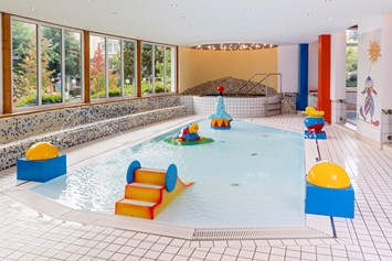 Kinderhotel: Indoor Beach mit Whirlpool - Baby + Kinderhotel Sonnelino