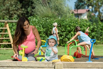 Kinderhotel: Spielplatz mit großem gesicherten Areal - Baby + Kinderhotel Sonnelino