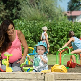 Kinderhotel: Spielplatz mit großem gesicherten Areal - Baby + Kinderhotel Sonnelino