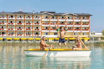 Kinderhotel: Mit dem Ruderboot über den See. Zum Ausleihen direkt im Hotel. - Baby + Kinderhotel Sonnelino