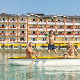 Kinderhotel: Mit dem Ruderboot über den See. Zum Ausleihen direkt im Hotel. - Baby + Kinderhotel Sonnelino