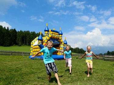 Familienhotel: Hüpfburg am Spielplatz - Familienhotel Kreuzwirt