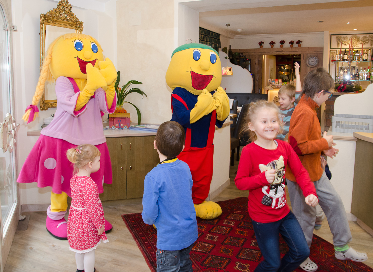 Familienhotel - Verpflegung: Frühstück - Amberg (Fresach) - Smiley und Smiline am Morgen - Smiley’s Kinderhotel 