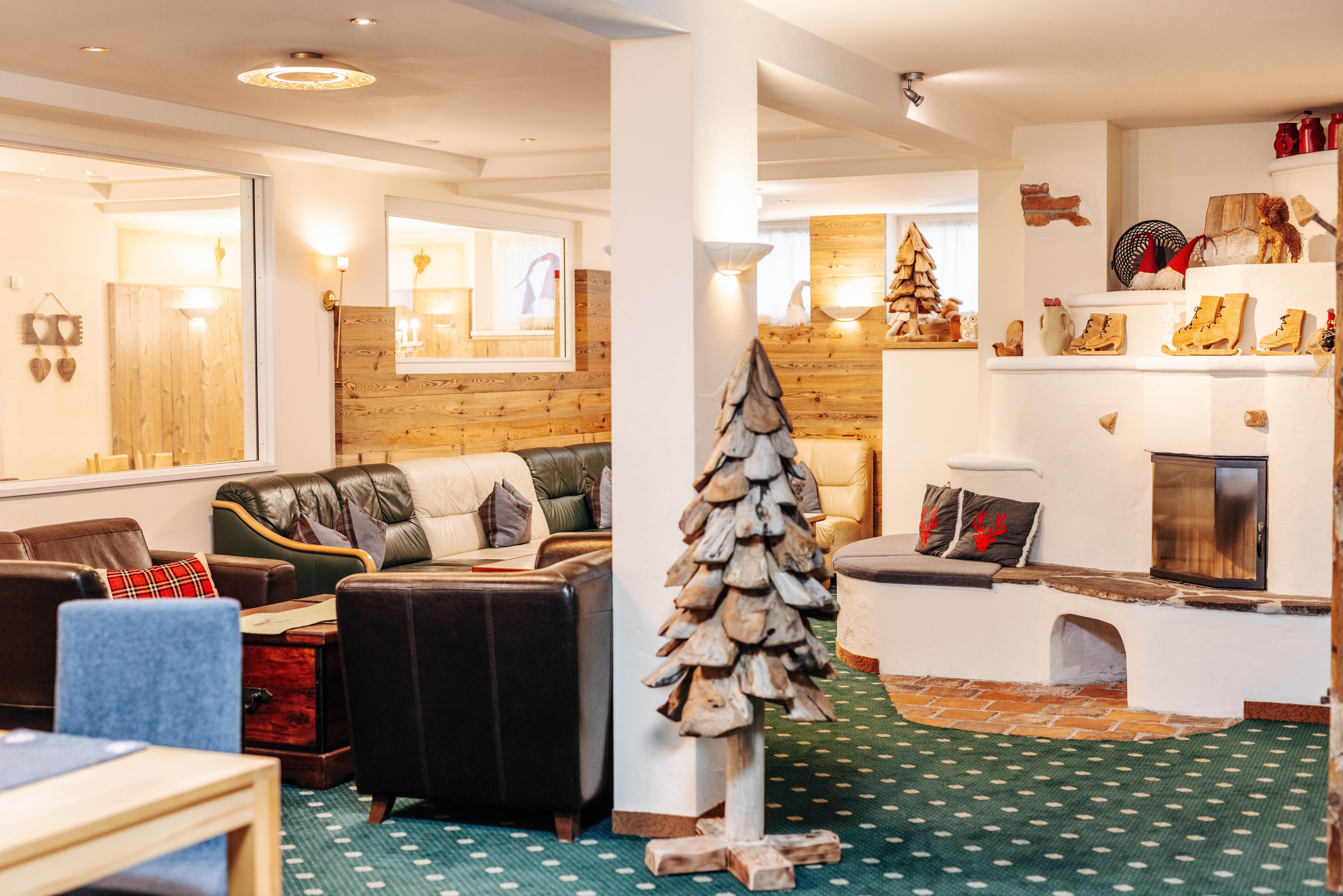 Kinderhotel: Stube mit Kaminofen und Billard-Tisch - Smiley’s Kinderhotel 