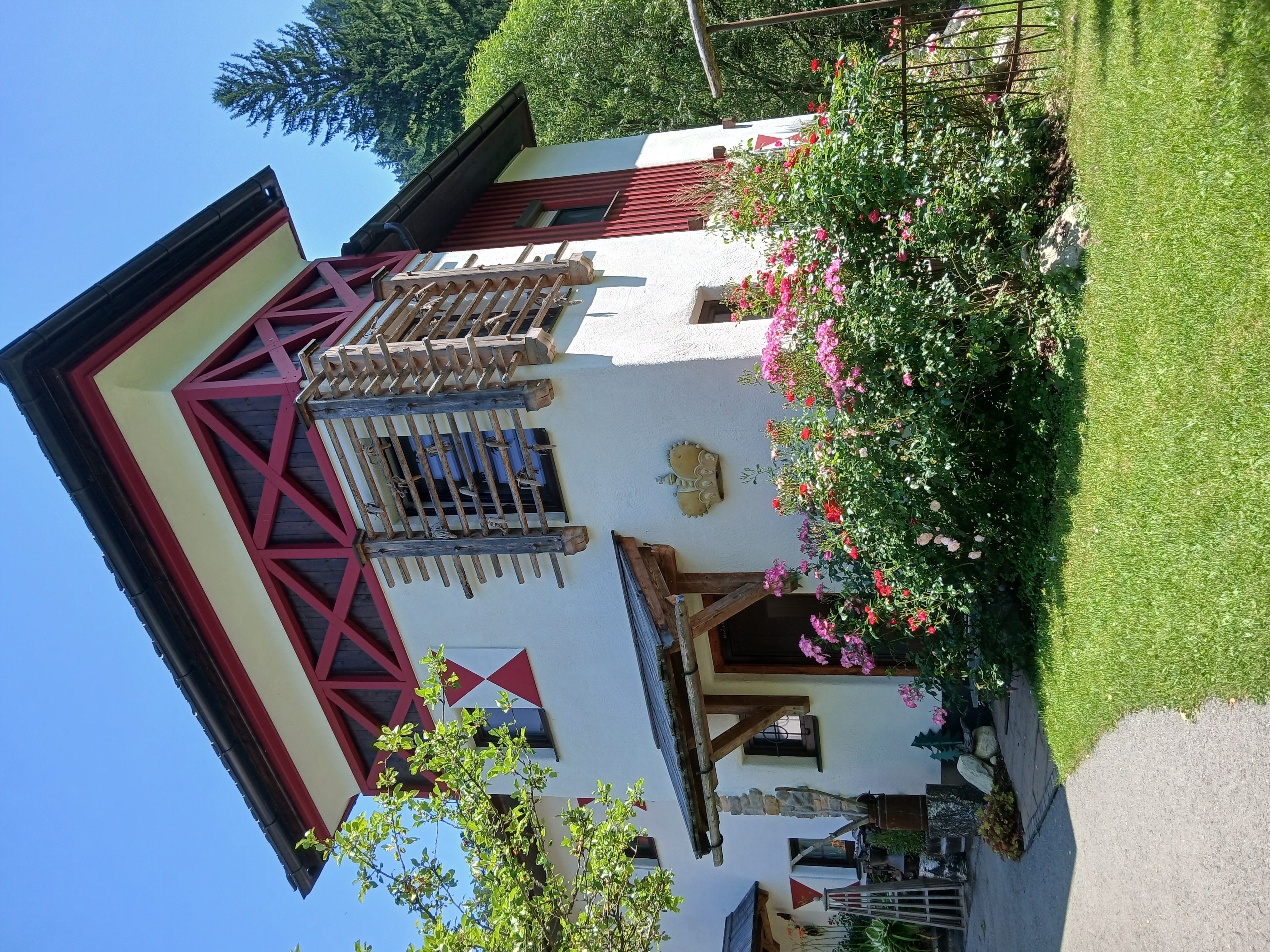 Kinderhotel: Eingang zum Fluss-Chalet - Smiley’s Kinderhotel 