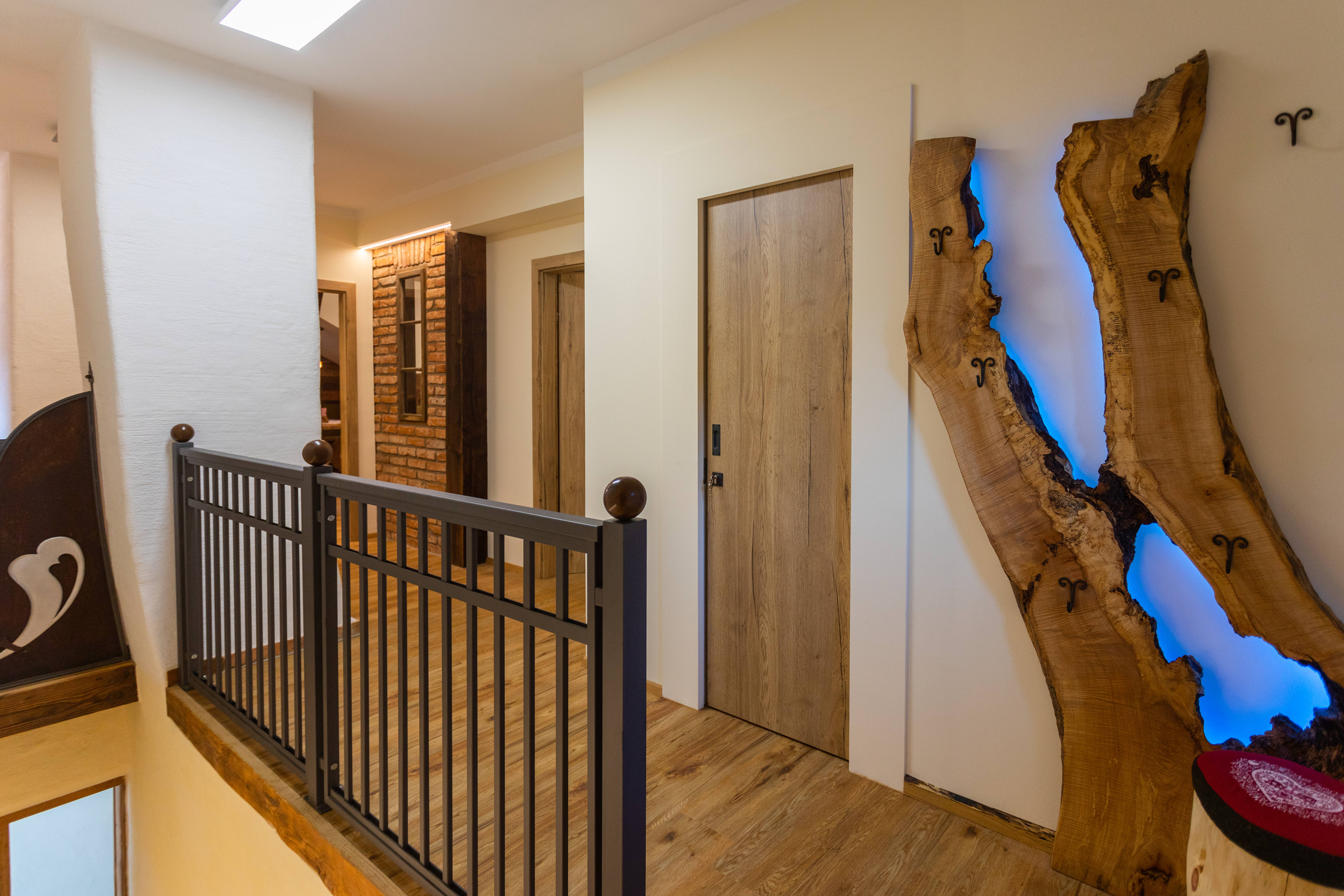 Kinderhotel: Stiegenhaus im Fluss-Chalet - Smiley’s Kinderhotel 