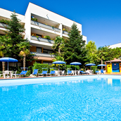Kinderhotel - Residence Hotel Paradiso - Pool, Palmen und blauer Himmel - Residence Hotel Paradiso