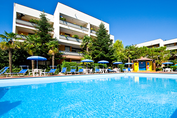 Kinderhotel: Residence Hotel Paradiso - Pool, Palmen und blauer Himmel - Residence Hotel Paradiso