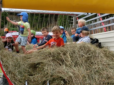 Kinderhotel: Fahrt mit dem Heulader - Glinzhof