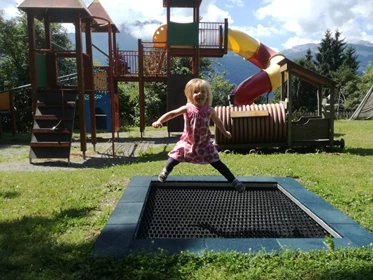 Kinderhotel: nawu_apartments_Abenteuerwiese_Trampolin_Kletterturm_Kinderbetreuung_Familienurlaub - nawu apartments