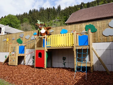 Kinderhotel: nawu_apartments_Spielplatz _Garten_Familienurlaub_Sommerurlaub_Nassfeld_Presseggersee - nawu apartments