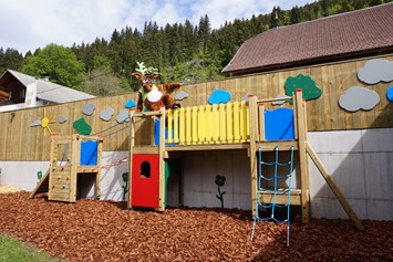 Kinderhotel: Spielplatz im Hof - nawu apartments