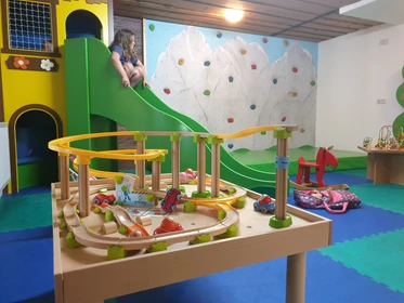 Kinderhotel: nawu_apartments_Indoor_Spielbereich_Kinderbetreuung_Familienurlaub - nawu apartments