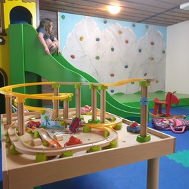 Kinderhotel: nawu_apartments_Indoor_Spielbereich_Kinderbetreuung_Familienurlaub - nawu apartments