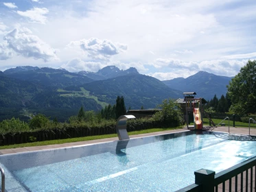 Kinderhotel: Der Pool im Garten im Sommer - nawu apartments