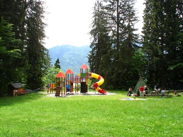 Kinderhotel: nawu_apartments_Abenteuerwiese_Spielplatz_Kinderbetreuung_Familienurlaub - nawu apartments