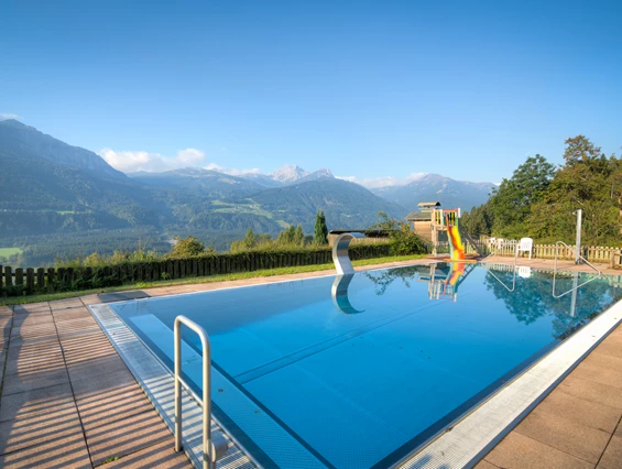 Kinderhotel: nawu_apartments_Aussenpool_Panoramapool_Berge_Nassfeld_Sommerurlaub_Familienurlaub - nawu apartments