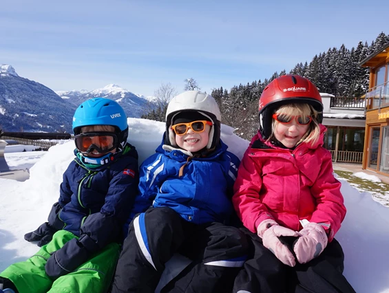 Kinderhotel: nawu_apartments_Skifahren_Kinder_Winterurlaub_Familienurlaub_Rodelpiste_am_Haus - nawu apartments