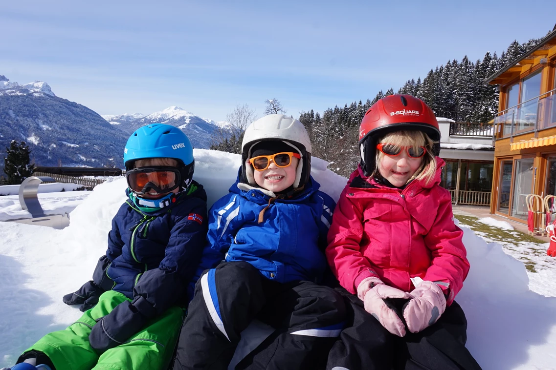 Kinderhotel: nawu_apartments_Skifahren_Kinder_Winterurlaub_Familienurlaub_Rodelpiste_am_Haus - nawu apartments