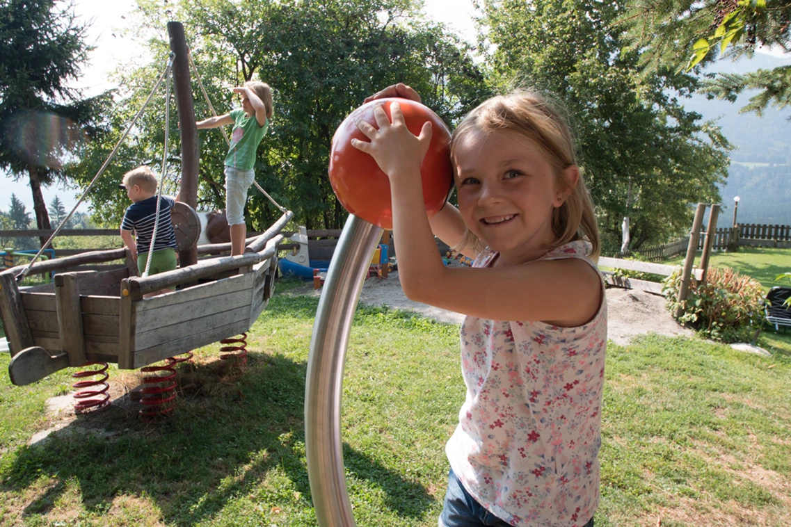 Kinderhotel: nawu_apartments_Spielplatz_Familieurlaub_Sommerurlaub_Nassfeld_Presseggersee - nawu apartments