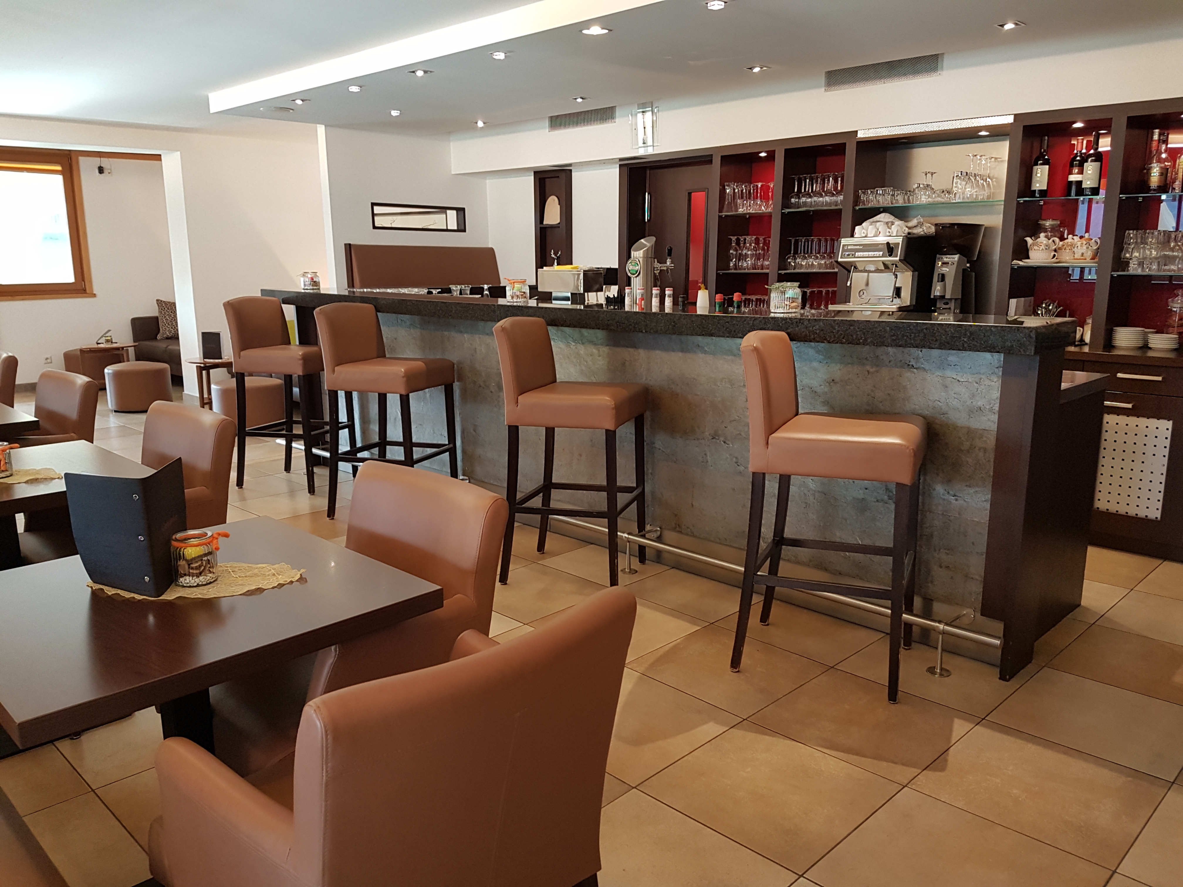 Kinderhotel: nawu apartments_ Bar_Cocktails_Weinempfehlung_Bierempfehlung - nawu apartments & Restaurant