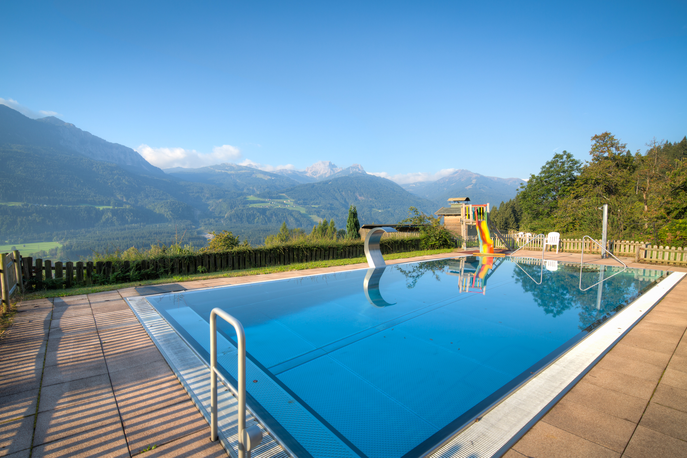 Kinderhotel: nawu_apartments_Aussenpool_Panoramapool_Berge_Nassfeld_Sommerurlaub_Familienurlaub - nawu apartments & Restaurant