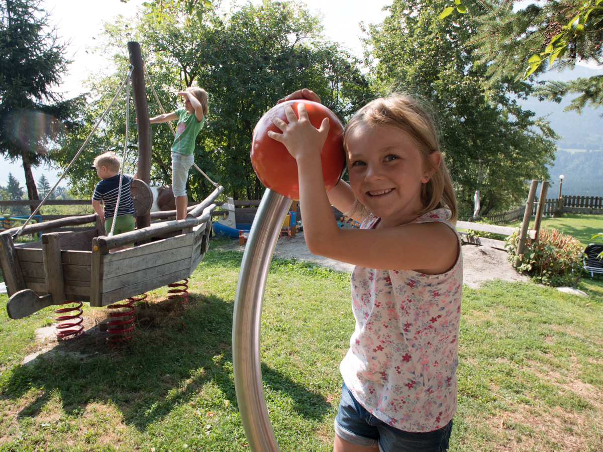 Kinderhotel: nawu_apartments_Spielplatz_Familieurlaub_Sommerurlaub_Nassfeld_Presseggersee - nawu apartments & Restaurant