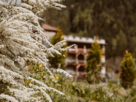 Kinderhotel: Alle Wünsche werden klein, neben dem Wunsch mit dir
zu sein!

Vom Candle-Light-Gourmet-Dinner zum Sterneschauen auf dem Rooftop-Jacuzzi. Vor allem Frühling wie Herbst ist das Lüsner Tal das Dorf der Pärchen-Aktivitäten: Mountainbiken, Bergsteigen und Wandern (Geführte Wanderungen ganzjährig direkt vom Hotel), Sporteln auf der Panoramawiese und im Fitnessraum, Schwimmen und Entspannen in der Dolomiten-Spa.
 - Hotel Bergschlössl