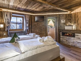 Kinderhotel: 
Das Bergschlössl bietet märchenhafte Aussichten!

Sie erwarten hochwertige Naturzimmer und -Suiten aus Zirben, Fichten und Lärchenvollholz. Unsere Balkone bieten Ausblick zum UNESCO Weltnaturerbe „Puez Geisler“, Peitler Kofel, Lüsner Waldlandschaften und übers ganze Tal bis hin zu den Sarntaler Alpen. Vom gemütlichen Komfort bis zum äußersten Luxus. Bei uns finden Sie Ihr Traumzimmer.
 - Hotel Bergschlössl