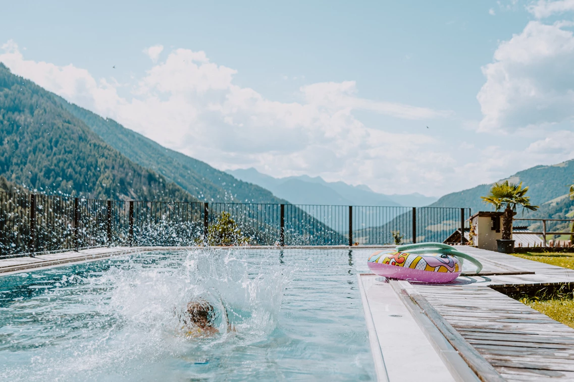 Kinderhotel: Outdoor Natursteinpool - Hotel Bergschlössl