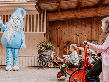 Kinderhotel: Geschützer Innenhof mit tollen Rädern und Rutschbahnspaß! - Hotel Bergschlössl