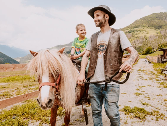 Kinderhotel: Ponyreiten mit Cowboy Andrea!  - Hotel Bergschlössl